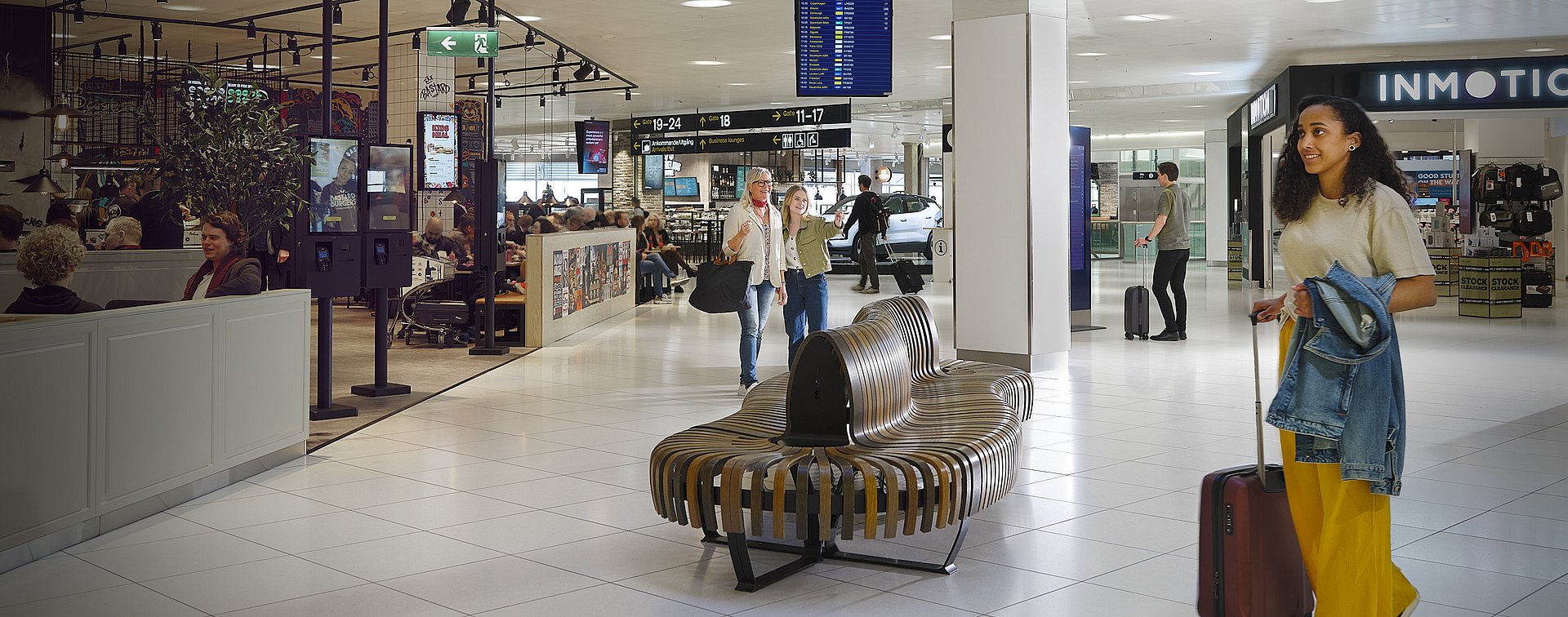 Resenärer som shoppar på Marknadsplatsen innan flygresa.