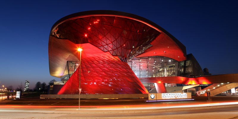BMW Welt bei Nacht rot beleuchtet